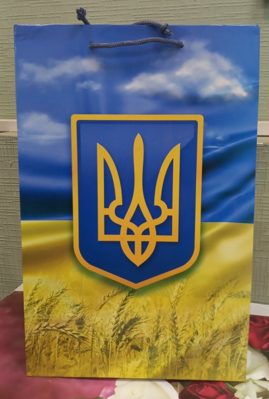 Пакет подарочный Флаг Украины с гербом 170гр, 30 х 40 х 17см (PVM304017U-2)