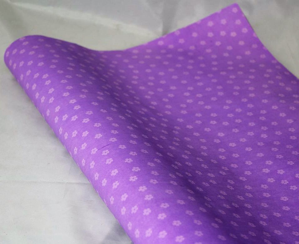 Крафт- папір подарунковий, біла  квіточка на бузковому; 0,7х8м (Пт 841.3)