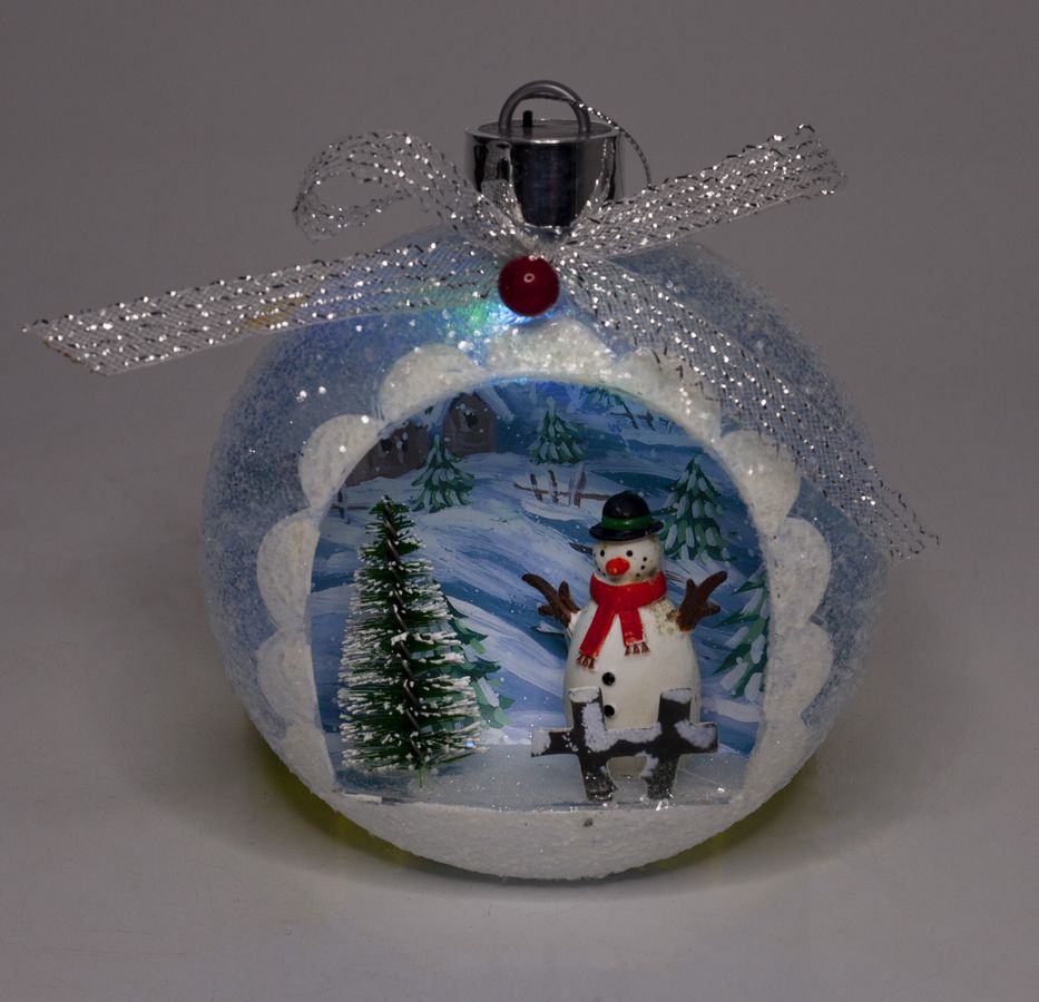 Ялинкова куля LED різним кольором 3D фігура "Сніговик в лісі" 13,5х11,5х7см. (9969)