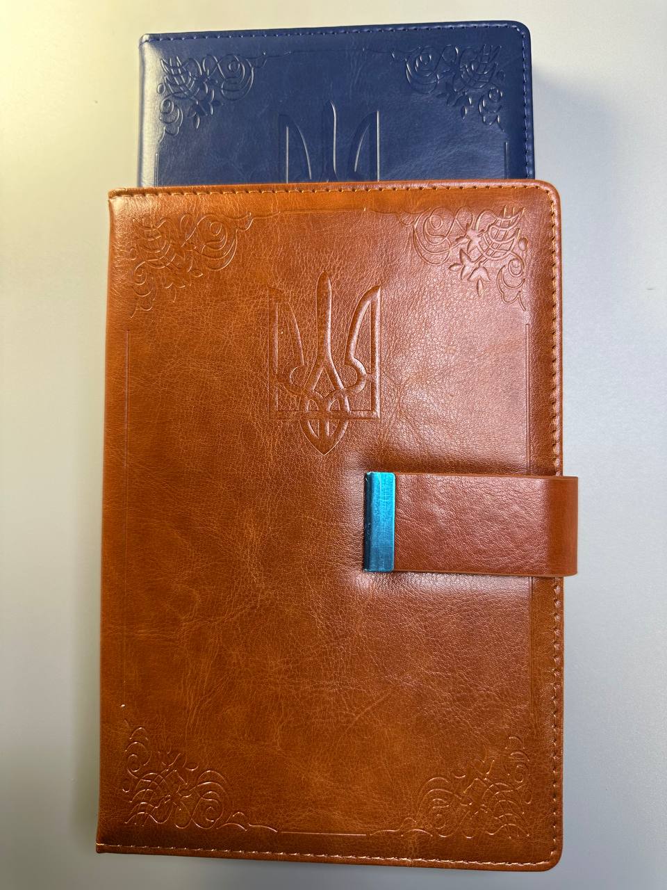 Дневник недатированный 150л А5 кож/зам на магните с тиснением "Трезубец" 70 г/м² Разноцветный Unison (19064)