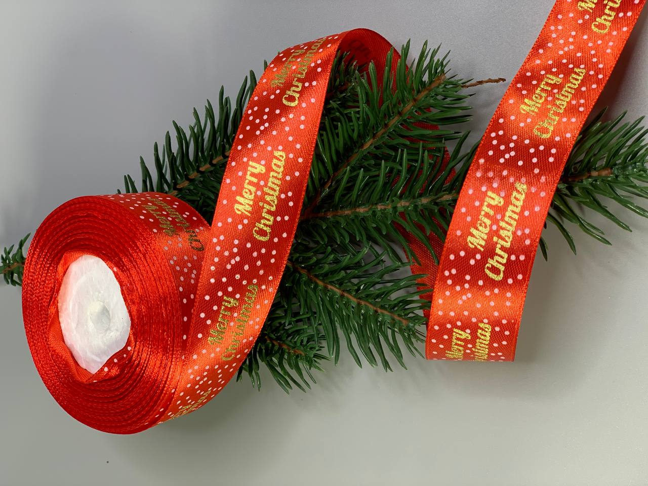 Лента атласная новогодняя красная  25мм Merry Christmas, 25 ярд Красный Unison (D13425 red)