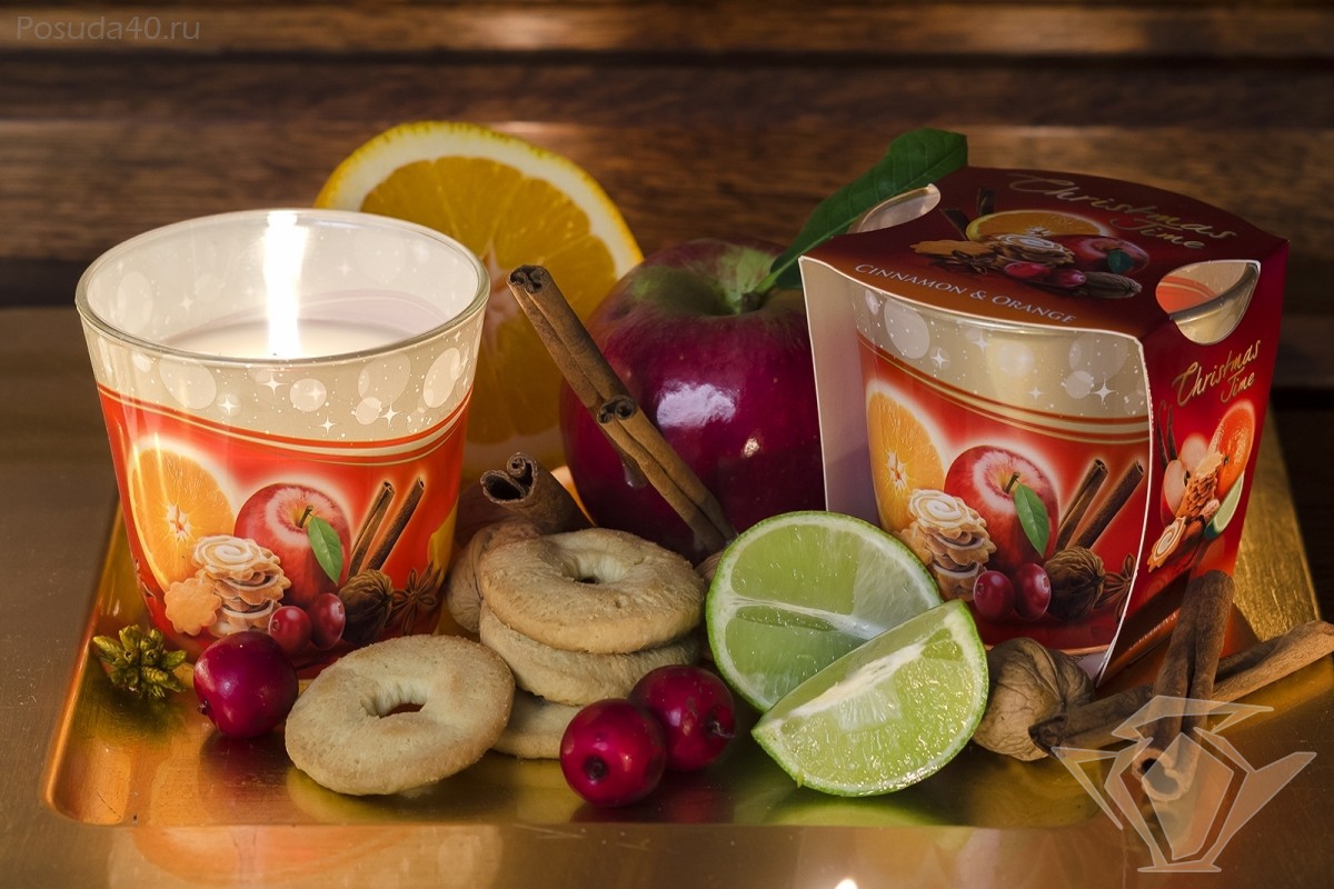 Свеча ароматизированная "Christmas Time" (корица и яблоко) 8 см Красный Bartek Candles (12553 Apple)