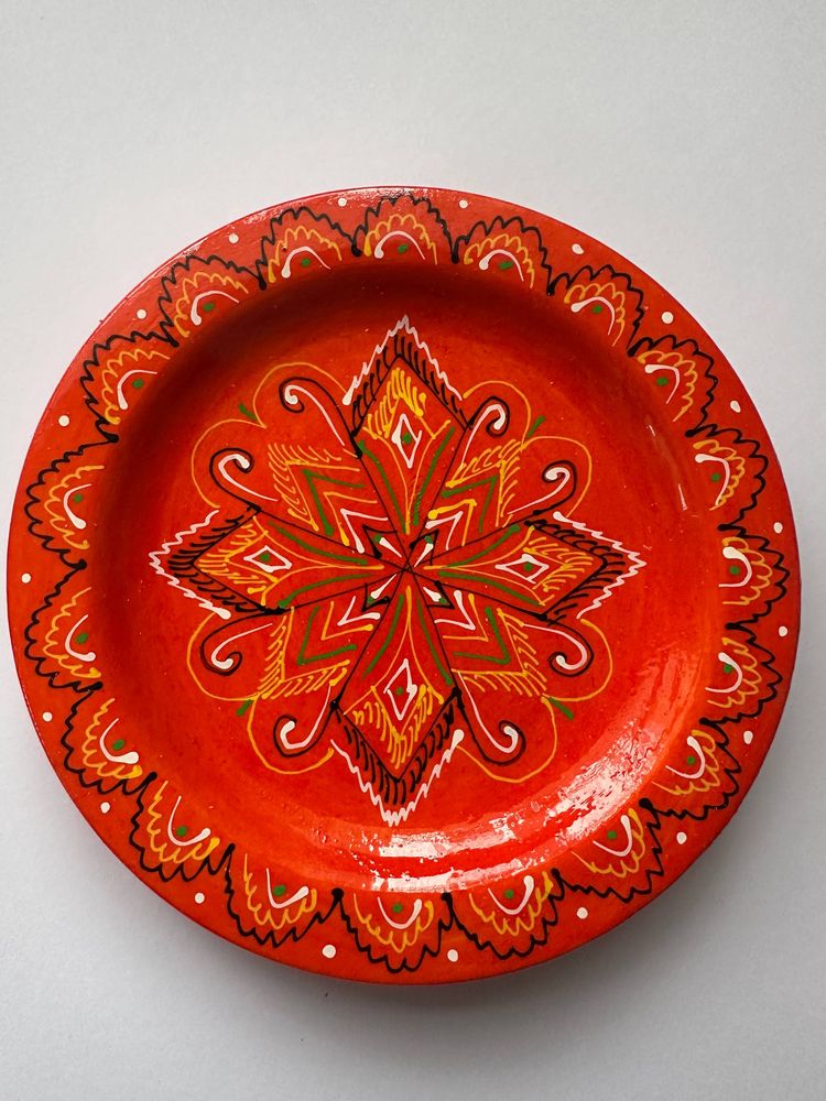 Набір декоративних дерев'яних писанок на тарілці з традиційним орнаментом (L-001 orange)