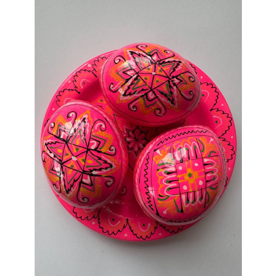 Набір декоративних дерев'яних писанок на тарілці з традиційним орнаментом (L-001  pink)