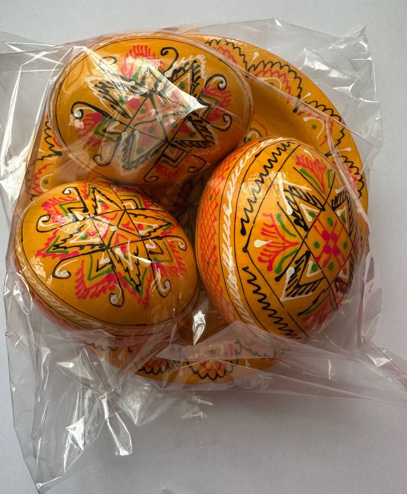 Набір декоративних дерев'яних писанок на тарілці з традиційним орнаментом (L-001  yellow-hot)
