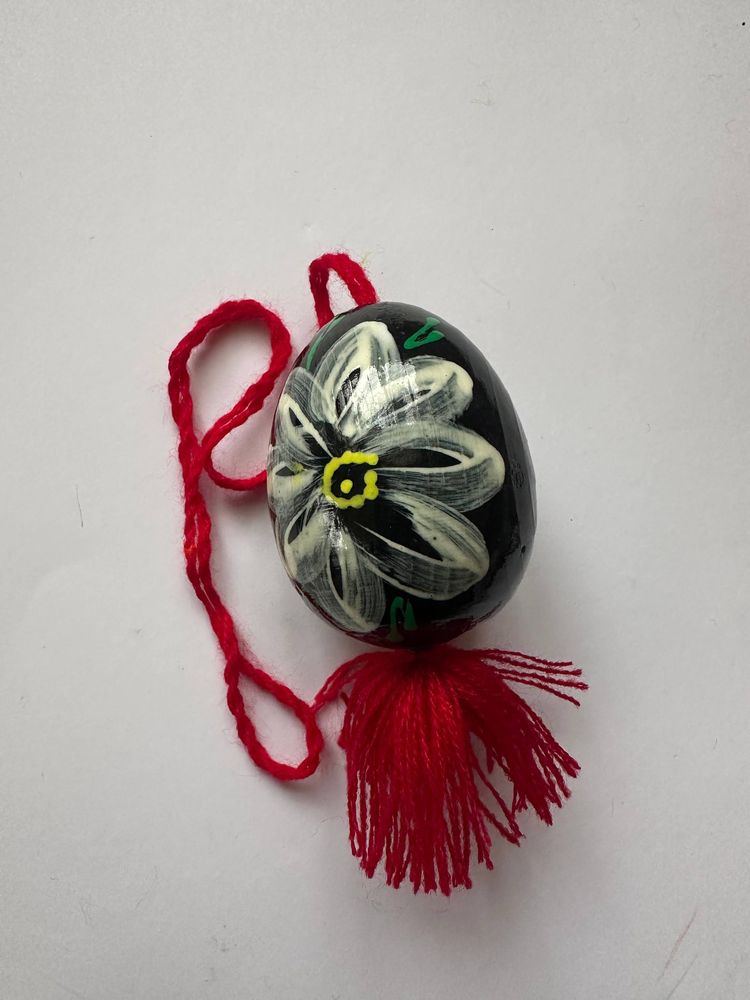 Декоративна дерев'яна писанка підвісна з китицями, 6см (L00003)