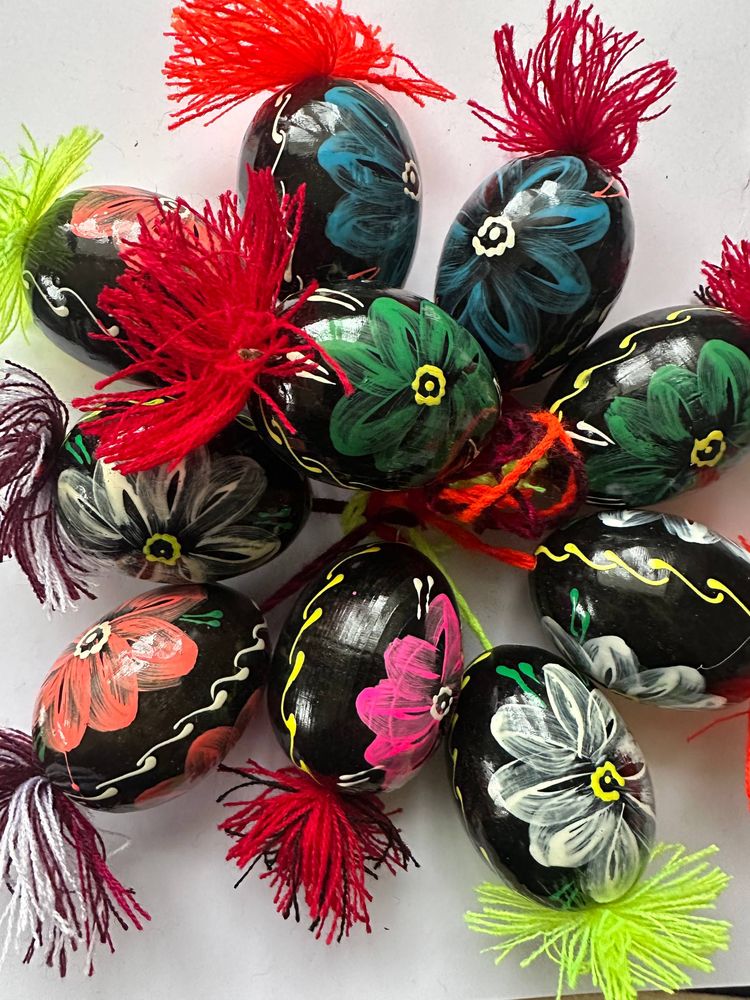 Декоративна дерев'яна писанка підвісна з китицями, 6см (L00003)