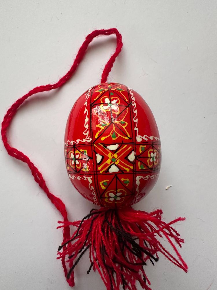 Декоративна дерев'яна писанка підвісна з китицями, 6см (L00004)