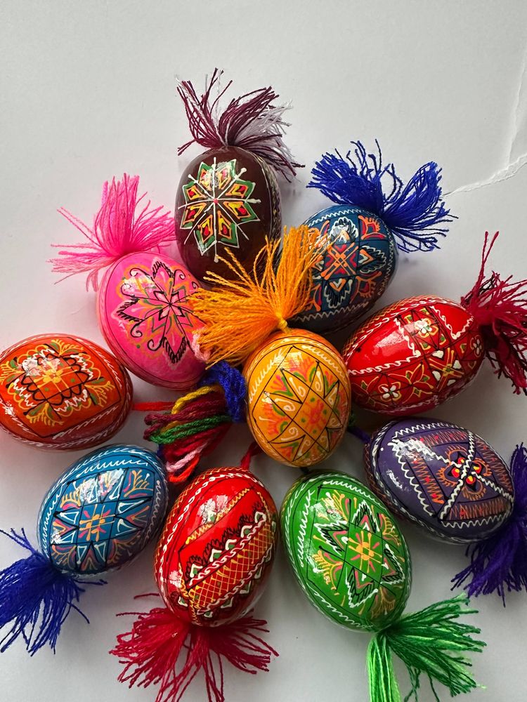 Декоративна дерев'яна писанка підвісна з китицями, 6см (L00004)