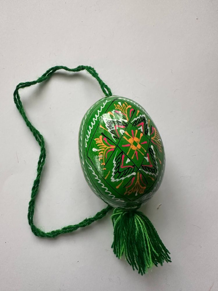 Декоративна дерев'яна писанка підвісна з китицями, 6см (L00004)