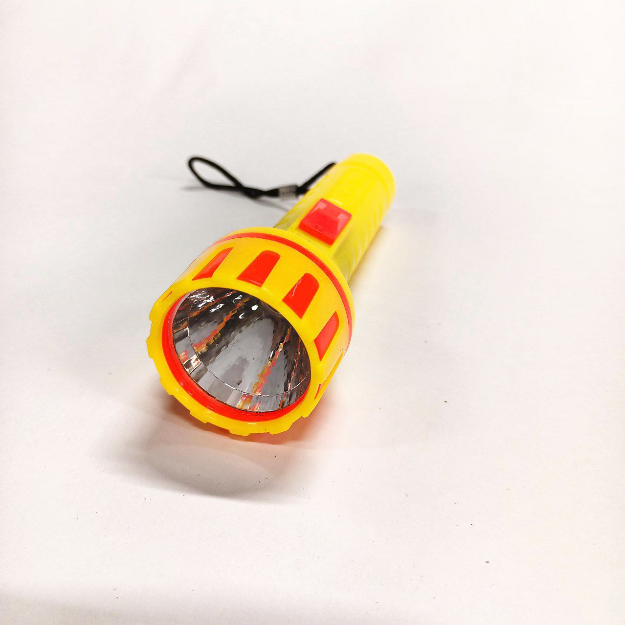 Фонарик ручной пластиковый 10,5см 4 цвета (R-8)