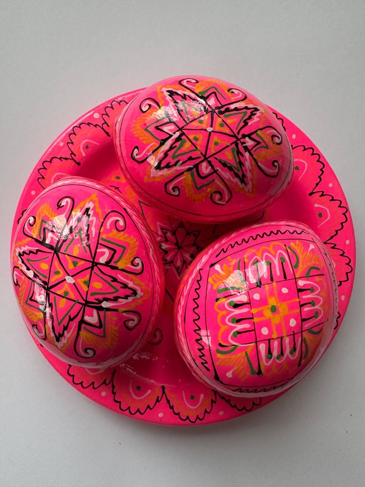 Набір декоративних дерев'яних писанок на тарілці з традиційним орнаментом Unison (L-001  pink)