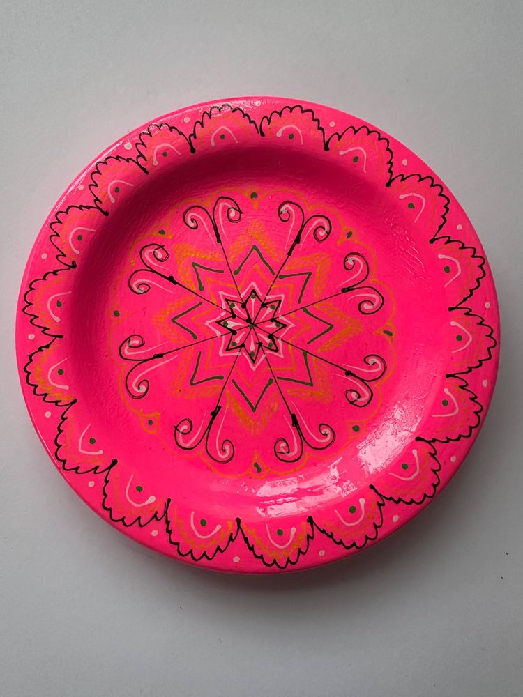 Набір декоративних дерев'яних писанок на тарілці з традиційним орнаментом Unison (L-001  pink)