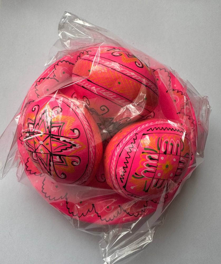 Набір декоративних дерев'яних писанок на тарілці з традиційним орнаментом Unison (L-001  pink)