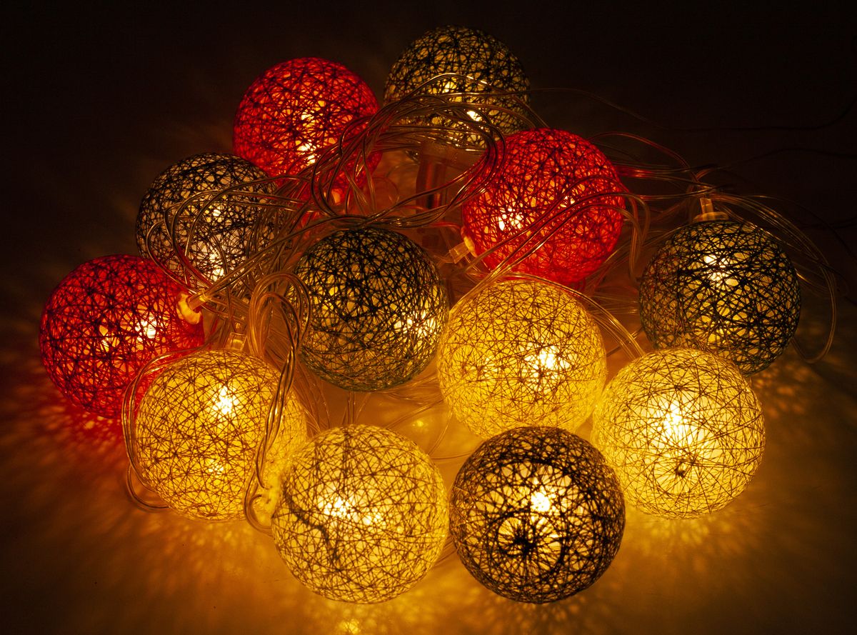 Фигурки 12 LED, "ШАРИК С НИТЕЙ 50мм ЦВЕТНАЯ", 4м, теплый белый (13511-07)