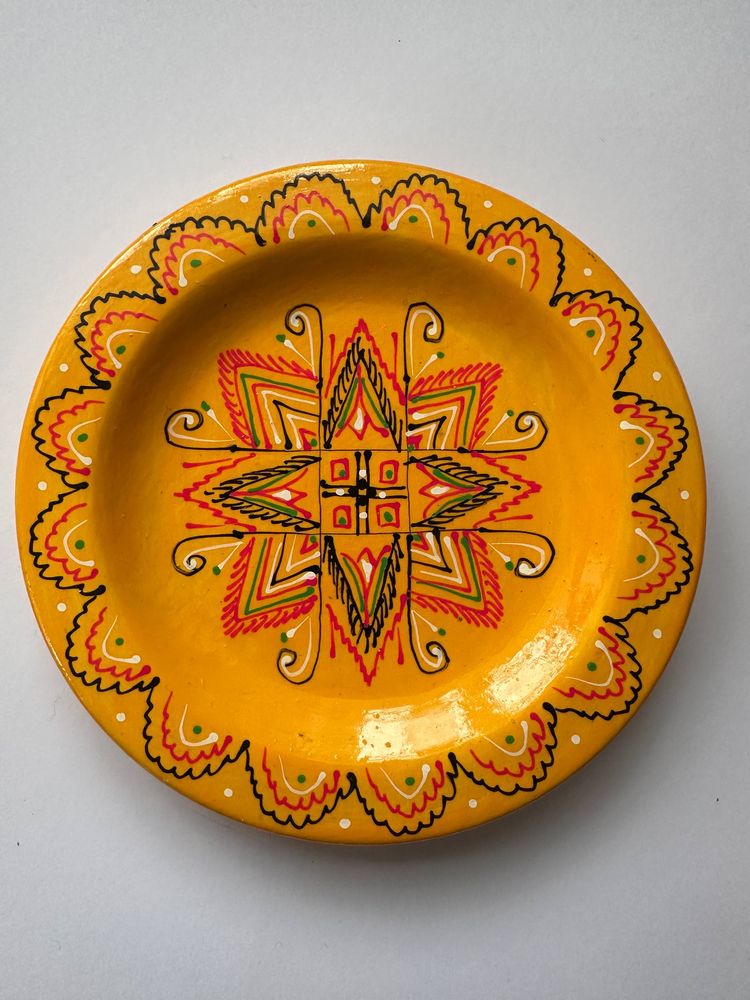 Набір декоративних дерев'яних писанок на тарілці з традиційним орнаментом Жовтий Unison (L-001  yellow-hot)