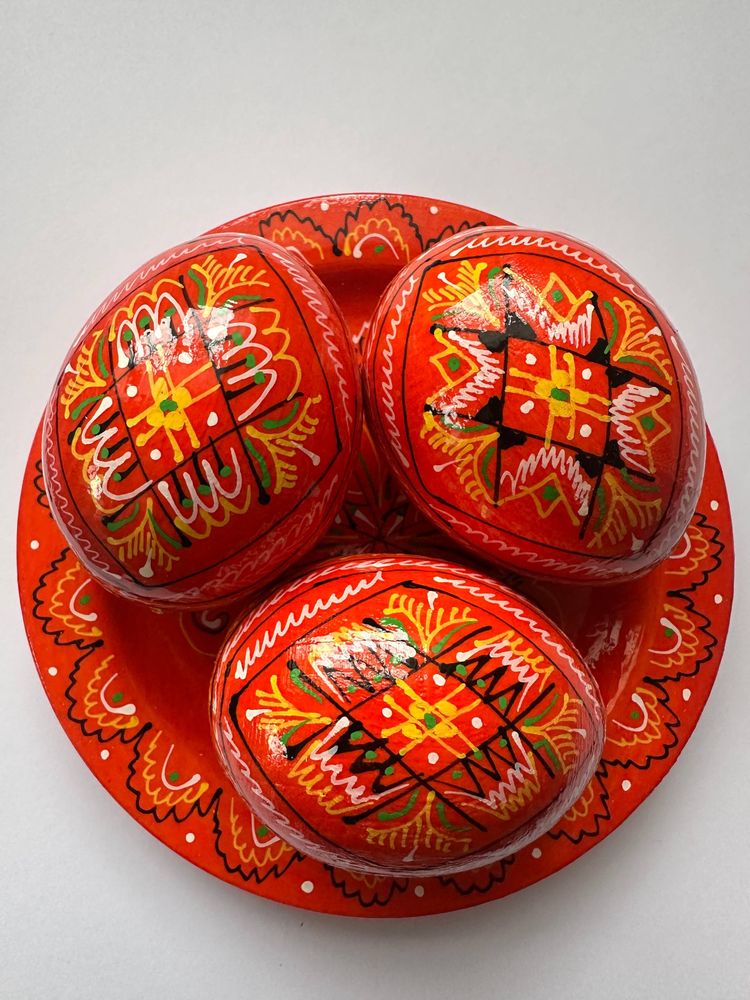 Набір декоративних дерев'яних писанок на тарілці з традиційним орнаментом Червоний Unison (L-001 orange)
