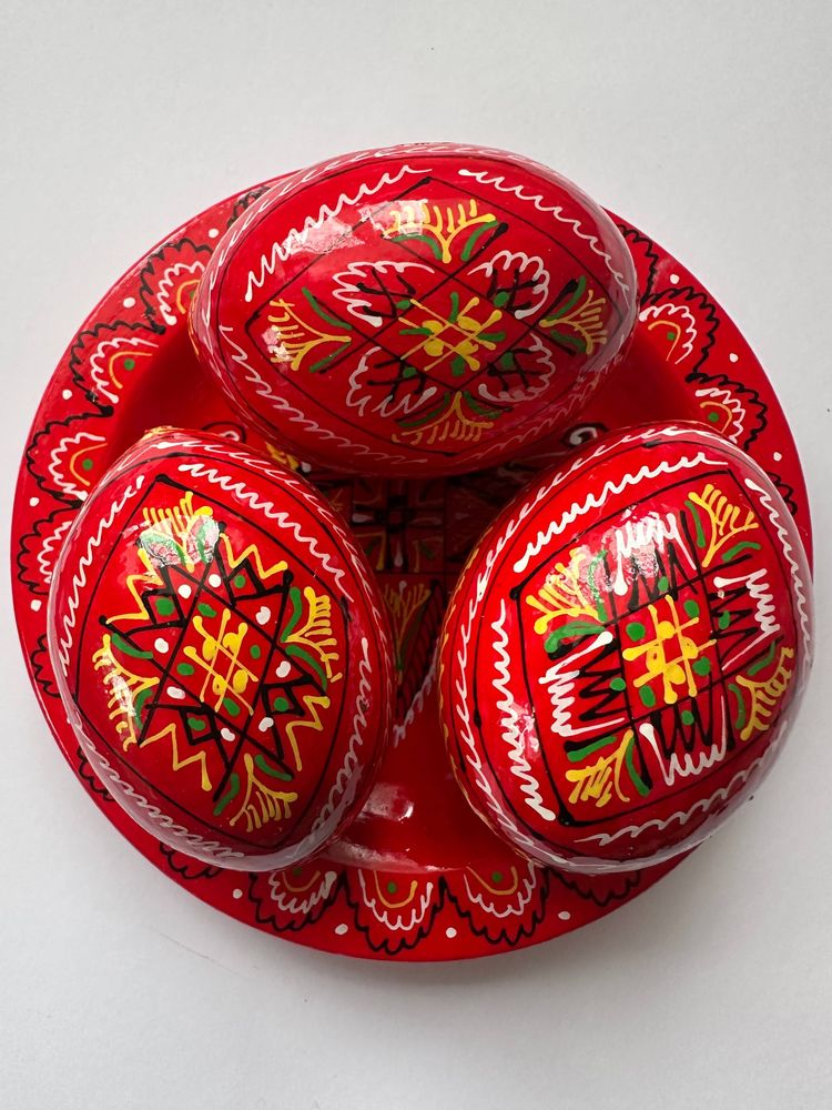 Набір декоративних дерев'яних писанок на тарілці з традиційним орнаментом Unison (L-001  red)