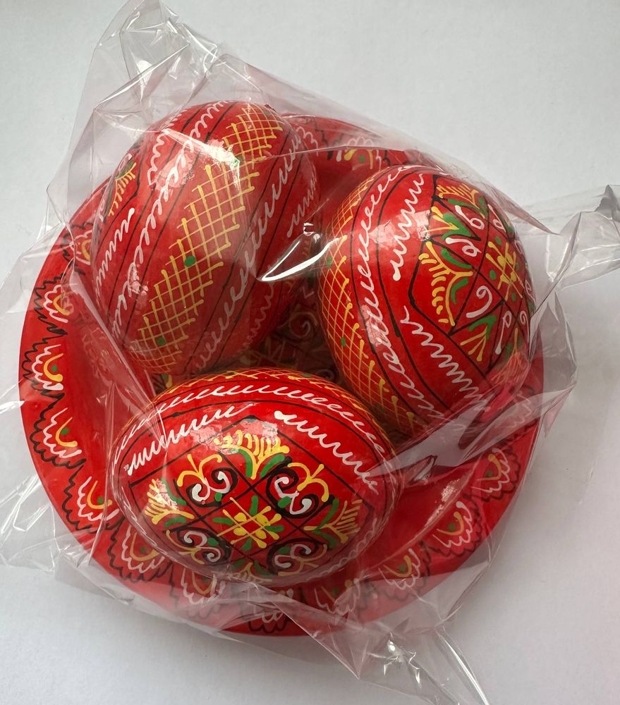 Набір декоративних дерев'яних писанок на тарілці з традиційним орнаментом Unison (L-001  red)