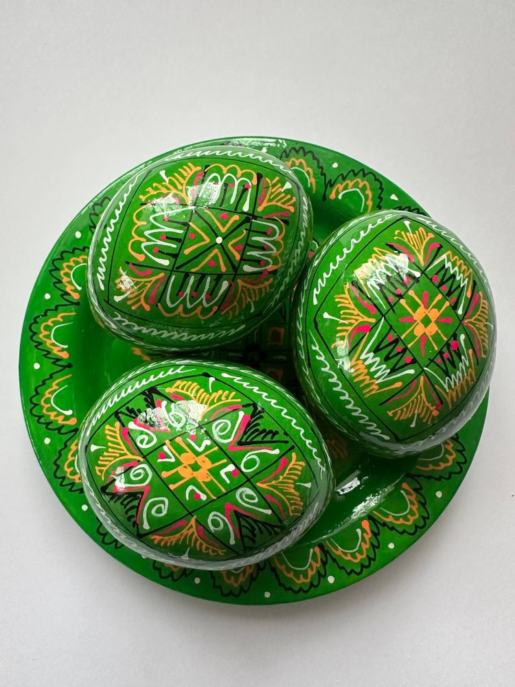 Набір декоративних дерев'яних писанок на тарілці з традиційним орнаментом Зелений Unison (L-001  green)