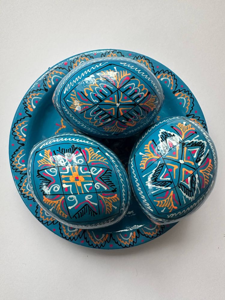 Набір декоративних дерев'яних писанок на тарілці з традиційним орнаментом Синій Unison (L-001  blue)