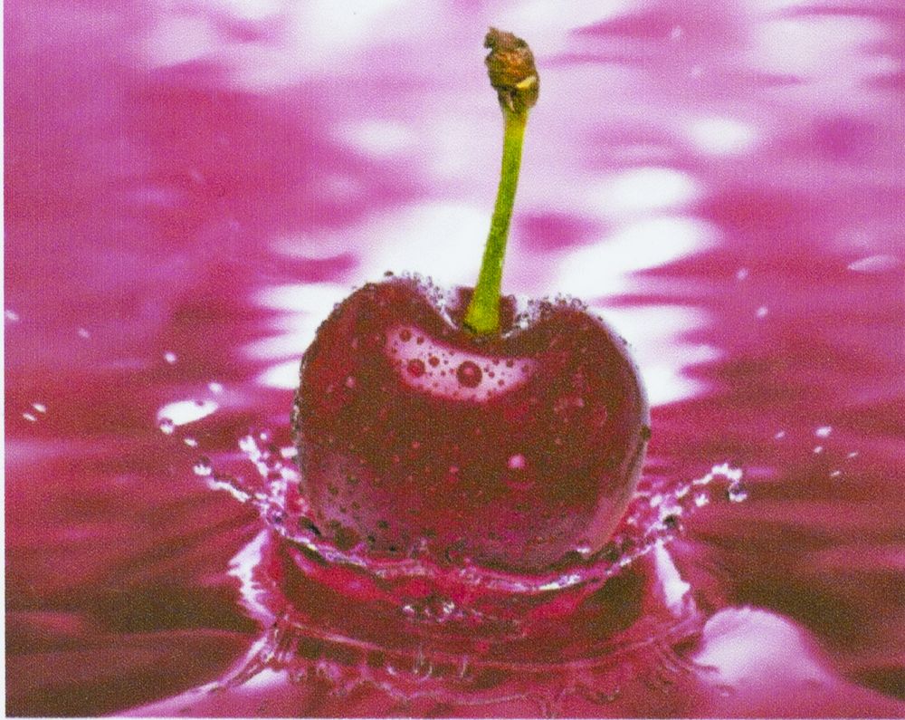 Алмазная мозаика по номерам  30*40см "Вишня падающая в воду" в рулоне (70311 GB)