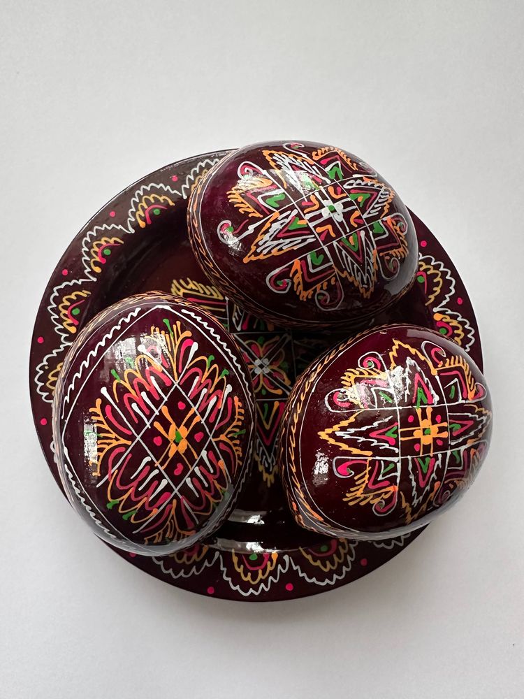 Набір декоративних дерев'яних писанок на тарілці з традиційним орнаментом Коричневий Unison (L-001  brown)