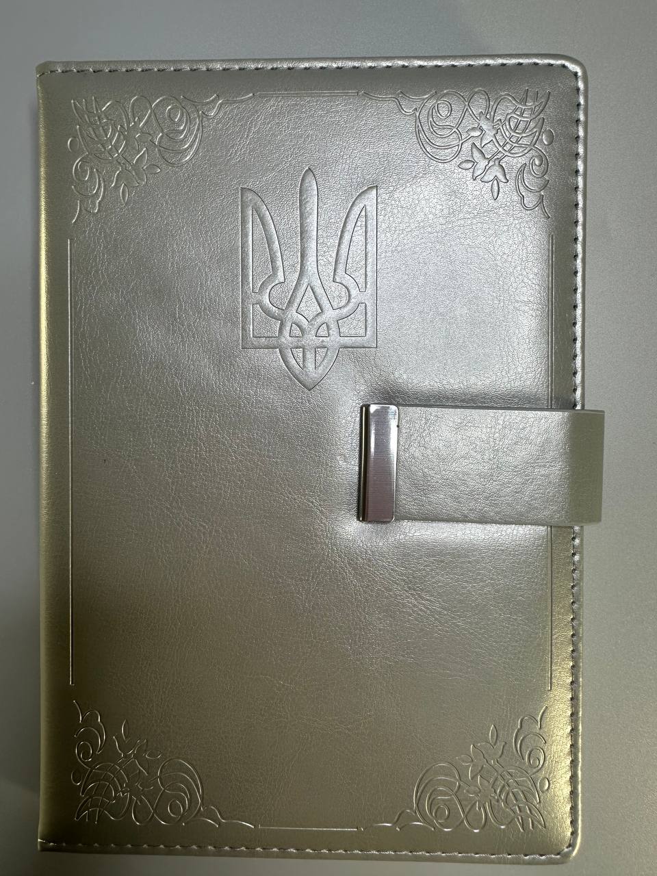 Дневник недатированный 150л А5 кож/зам на магните с тиснением "Трезубец" 70 г/м² Разноцветный Unison (19064)