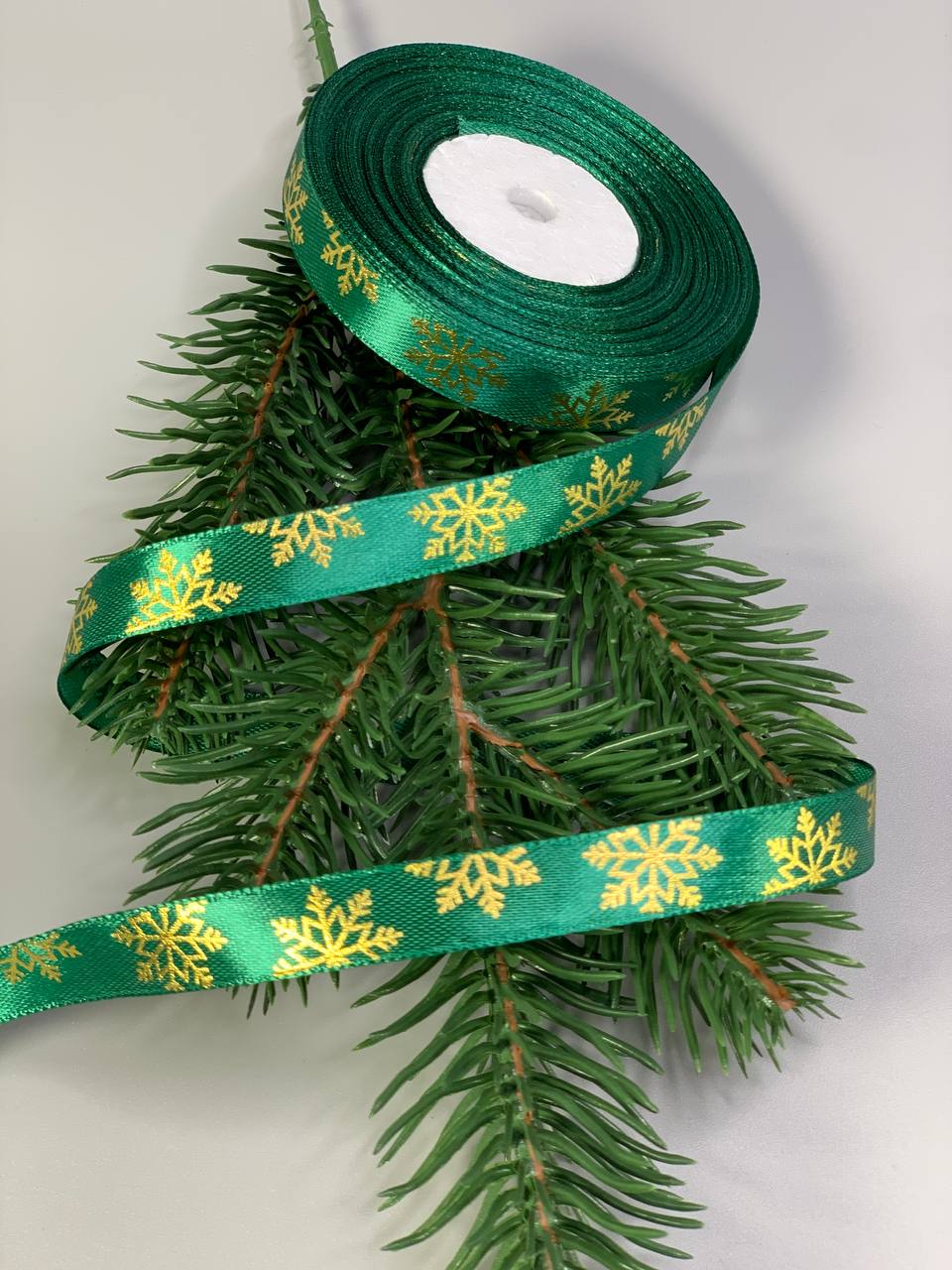 Лента атласная новогодняя Снежинки 12мм х 22м Зеленый Unison (D13512 green)