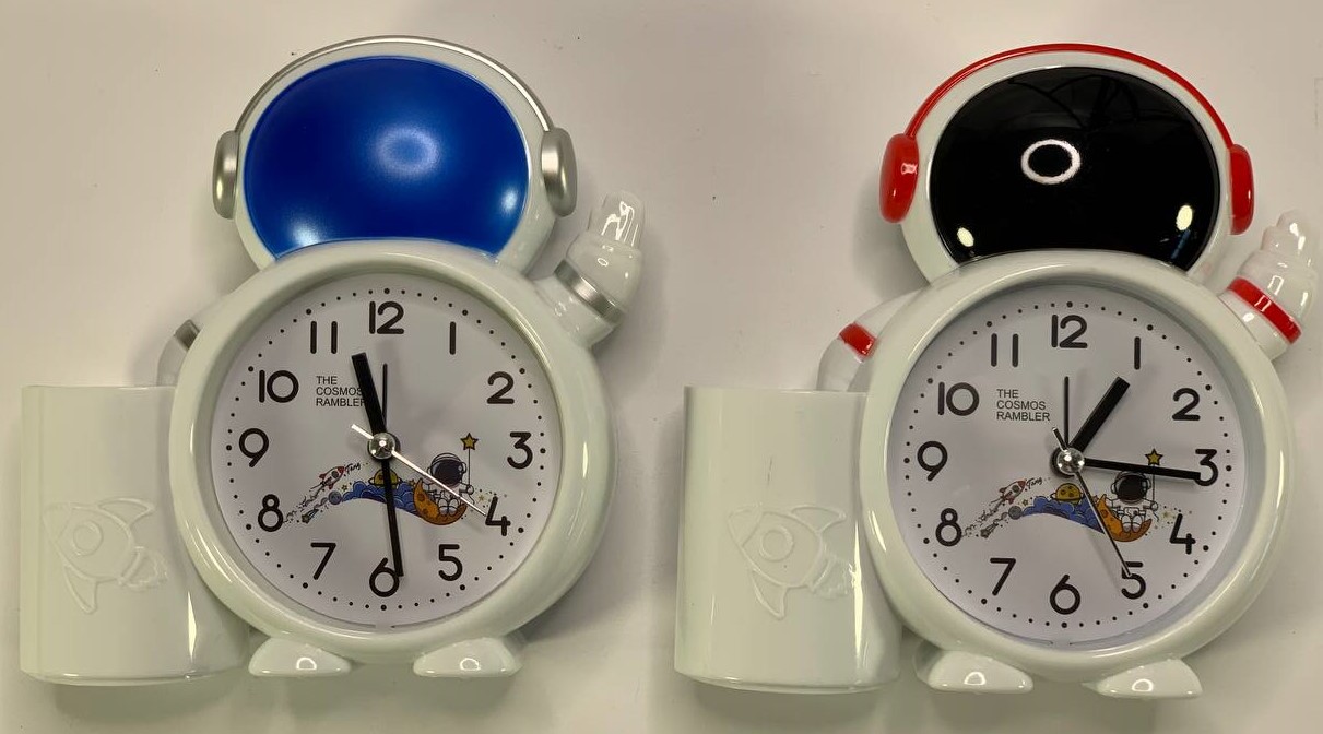 Годинник - будильник "Космонавт" з підставкою склянкою 14см 4 кольори Unison (7061)